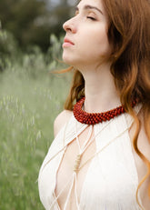 Collier de graines d'urucum amazoniennes Pataxo